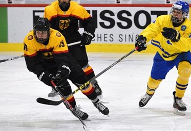LUCERNE, SWITZERLAND - APRIL 18: Germany's Maximilian Daubner #19 reaches for the puck while Sweden's Jonathan Leman #8 defends during preliminary round action at the 2015 IIHF Ice Hockey U18 World Championship. (Photo by Matt Zambonin/HHOF-IIHF Images)

